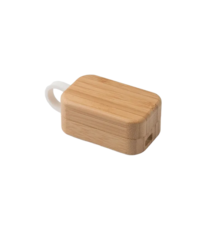 Auriculares inalámbricos con estuche de carga en bambú natural.